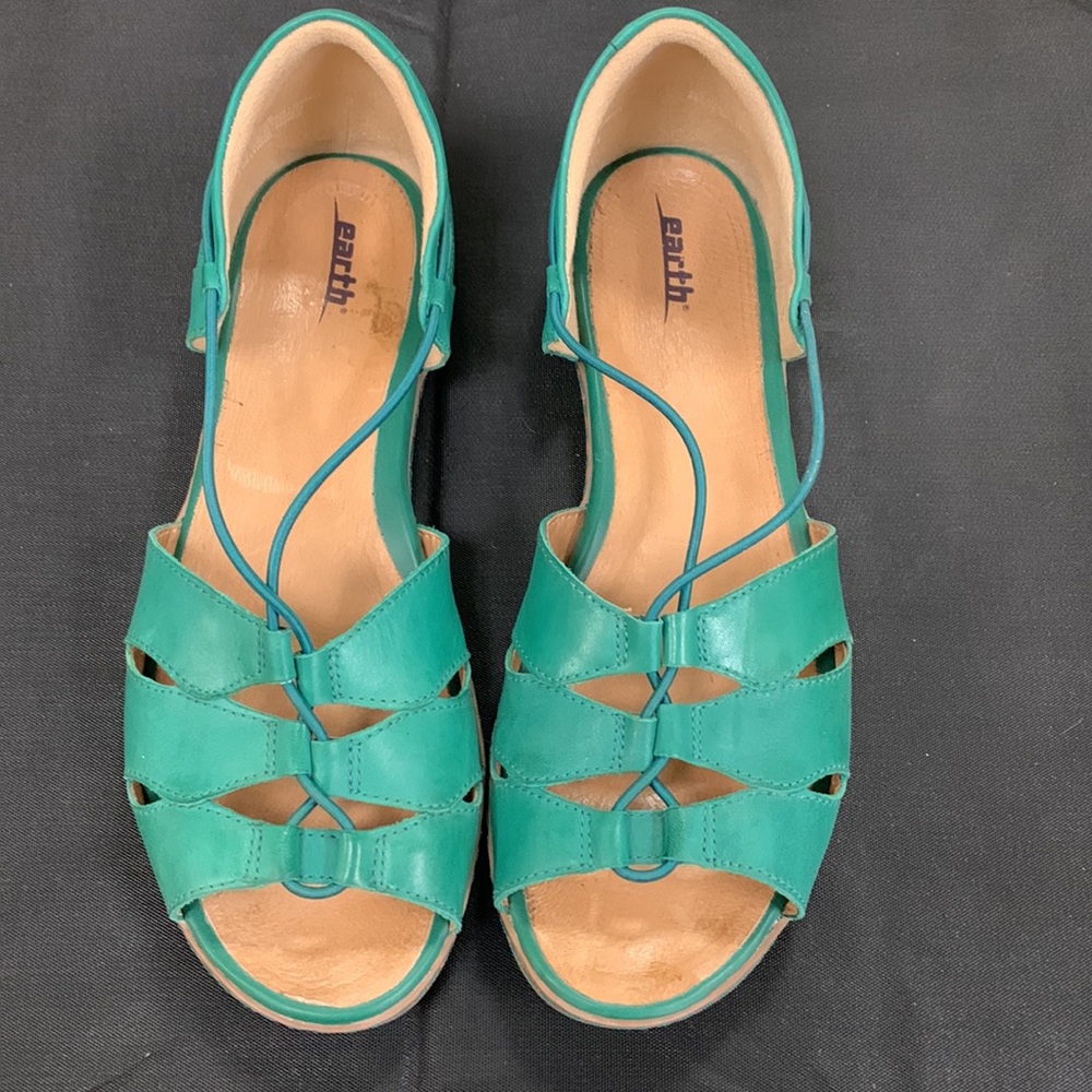 Earth brand women’s slip on in size 10